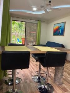 una sala de conferencias con mesa y sillas en Garza Tigre Apartamentos, en Cóbano