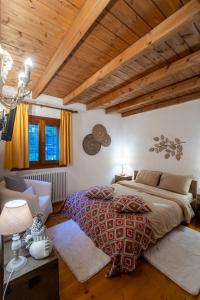 1 dormitorio con cama grande y techo de madera en Dandy on the hill Chalet Artemis - Fir Forest - Jeep & Nature Lovers, en Eptalofos