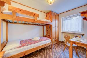 CASA CAVALESE في كافاليسي: غرفة نوم مع سريرين بطابقين ومكتب