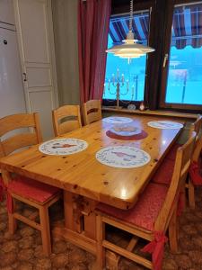 mesa de madera con sillas y comedor en Hus i lugn och naturskön miljö, en Ockelbo