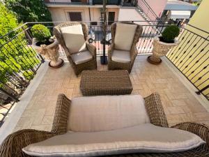 un patio con sillas y un sofá en el balcón en SCAPPO IN UMBRIA, Apartments en Narni Scalo
