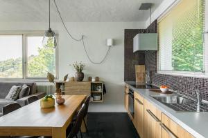 - une cuisine avec une table en bois et un comptoir dans l'établissement Tre Terre Panorama - Pianello del Lario by LoveComo, à Pianello Del Lario 22 autres photos