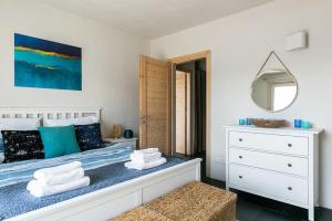 une chambre avec un lit avec une commode et un miroir dans l'établissement Tre Terre Panorama - Pianello del Lario by LoveComo, à Pianello Del Lario