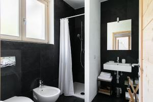 une salle de bain avec toilettes, lavabo et douche dans l'établissement Tre Terre Panorama - Pianello del Lario by LoveComo, à Pianello Del Lario