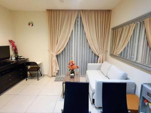 Χώρος καθιστικού στο Central Park Residence Podomoro Condo for Four
