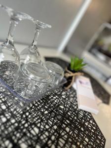 Dos copas de vino sobre una mesa en JC Unit #7, en Urdaneta