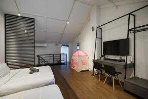 a bedroom with a desk and a bedroom with a bed and a table at Kangsar Inn 73 in George Town +85 photos