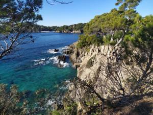ein Blick auf das Meer von einer Klippe in der Unterkunft Charme et élégance au cœur d'un village provençal in Pignans