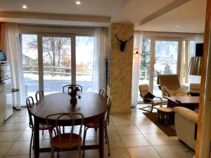 a kitchen and living room with a table and chairs at Aux pieds des pistes 4/6 personnes in Gérardmer