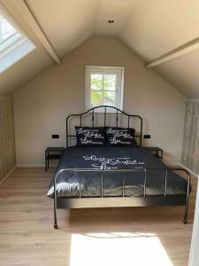 מיטה או מיטות בחדר ב-Huisje de Stuit