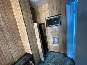 een hal met een kamer met houten wanden en een ventilator bij Maverick Motel in Raton