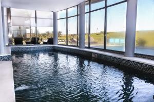 una piscina en un edificio con ventanas en Azure Beach, en Punta del Este