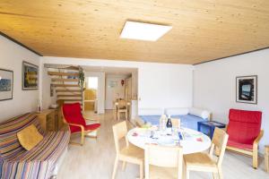 a living room with a table and chairs at Feriensiedlung Trü 17 in Scuol