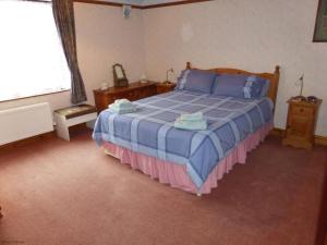 Katil atau katil-katil dalam bilik di Canary Cottage