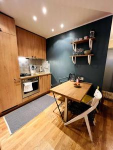 Kuchyň nebo kuchyňský kout v ubytování Cozy apartment in hipster area