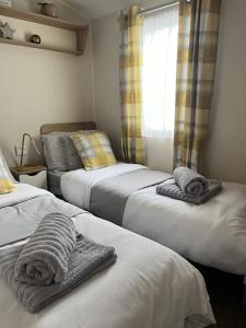 เตียงในห้องที่ Modern, Spacious 2 bedroom caravan - Thorpe Park Haven, Cleethorpes