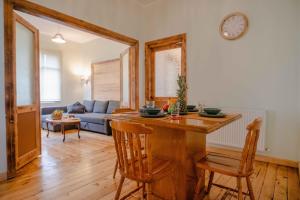 une cuisine et un salon avec une table et des chaises dans l'établissement Waterfront Villa by the Tram - Private Terrace with Dome & Golden Horn View in Fatih, à Istanbul