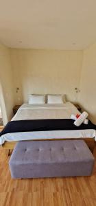 a bedroom with a large bed with two towels on it at Montana Glamping Salento in Salento