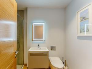 a bathroom with a sink and a toilet and a mirror at 2 Bed in Brockenhurst 78728 in Brockenhurst