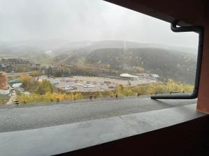 una ventana de autobús con vistas a una autopista en Orquidia El Tarter, en El Tarter