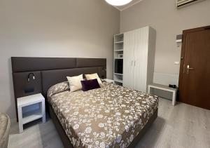 - une chambre avec un grand lit dans l'établissement Hotel Continentale, à Arezzo