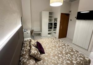 - une chambre avec un lit dans l'établissement Hotel Continentale, à Arezzo