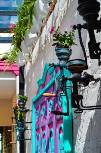 a street light with potted plants on the side of a building at CASA HOTEL LAS HORTENSIAS in Jardin