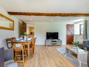 uma sala de estar com uma mesa e uma sala de jantar em 3 bed property in Exeter 82586 em Clyst Saint Mary