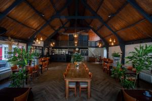 a dining room with a table and chairs at Buitengoed Fredeshiem in De Bult