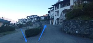 una calle con flechas azules delante de un edificio en Viaggi del Lea vista Lago Maggiore en Piazzogna