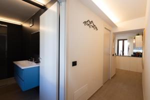 łazienka z toaletą i umywalką w obiekcie Maison Aubert in Centro Storico w Aoście