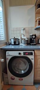 Una cocina o cocineta en Komfortables und sauberes Zimmer