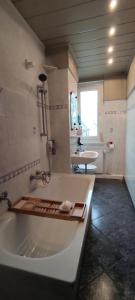 a large bathroom with a tub and a sink at Komfortables und sauberes Zimmer in Leipzig