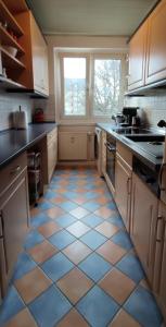 uma cozinha com piso em azulejo e uma janela em Komfortables und sauberes Zimmer em Leipzig