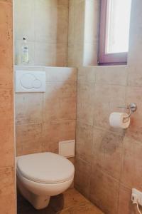 a small bathroom with a toilet and a window at Krásný srub na jihu Brna in Želešice
