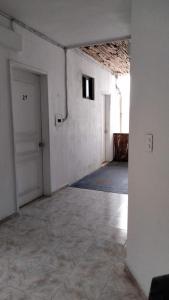 una stanza vuota con due porte bianche e un pavimento piastrellato di LYJ HOTEL Hab 21 a Playa del Carmen