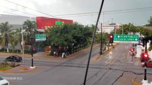 uma vista para uma rua da cidade vazia com uma placa de rua em LYJ HOTEL Hab 21 em Playa del Carmen