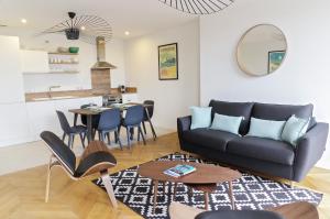 un soggiorno con divano e tavolo di Belle Vue - Appartement 2 chambres avec parking a Bordeaux