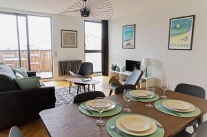 Belle Vue - Vue exceptionnel Chartrons 2 chambres avec parking的休息区