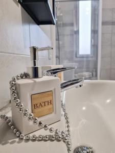 La Crosetta في تورينو: وجود موزع صابون جالس على مغسلة في الحمام