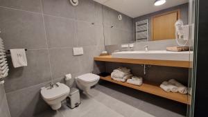 Koupelna v ubytování Hotel Sorin MIHAI + 33 fotografií