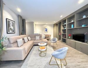 5492 - Luxury flat in Paris Olympic Games 2024 في باريس: غرفة معيشة مع أريكة وطاولة