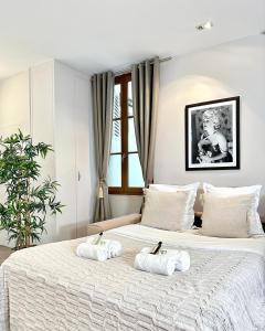 ein Schlafzimmer mit einem großen Bett mit Handtüchern darauf in der Unterkunft 5492 - Luxury flat in Paris Olympic Games 2024 in Paris