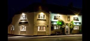 un edificio con luz verde delante de él en The Hideaway, en Northallerton