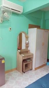 uma casa de banho com um lavatório, um espelho e uma ventoinha em JATUPORN A3 em Ban Talat Rangsit