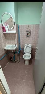 uma pequena casa de banho com WC e lavatório em JATUPORN A3 em Ban Talat Rangsit