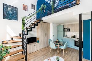 Zimmer mit einer Treppe und einer Küche mit einem Tisch und Stühlen in der Unterkunft Jungle Chic & Spa in Bourgoin