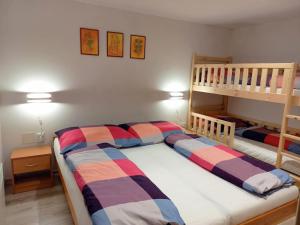 2 camas en un dormitorio con 2 literas en Chalupa Liptovský Mikuláš en Liptovský Mikuláš