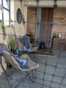 un patio con 2 sillas y una mesa con una manta azul en Casa Garda, en Simeria