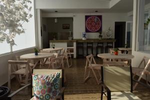 un restaurante con mesas y sillas y una cocina en Condesa 185 en Ciudad de México